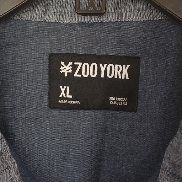 Zoo York XL men's blue, button-up,  denim-looking, short sleeve dress shirt - Picture 3 of 5